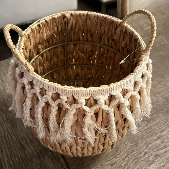 NWOT STRAW BASKET - Picture 16 of 17